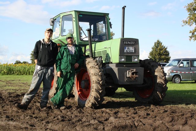 Fabian Müller und Florian Höwler halfen mit ihrem "Fendt"-Traktor den Besucher vom Parkplatz