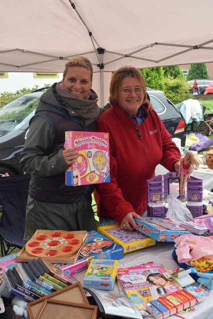 Verkäuferinnen beim Luhdorfer Dorffest: Ines (li.) und Schwiegermutter Gisela Zabel verkauften fleißig Spielwaren