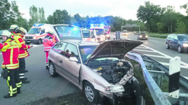 Der Pkw wurde im Frontbereich völlig zerstört