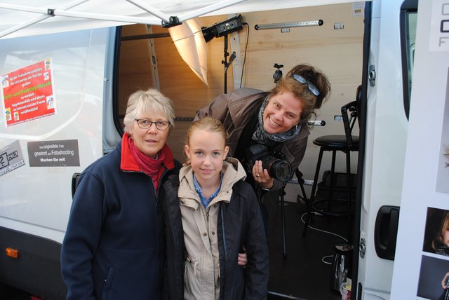 Nach dem Fotoshooting für das neue Salzhausen-Mosaik (v. li.): Hannelore Kaiser, Enkelin Lilly Bettels und Fotografin Christina Opeldus
