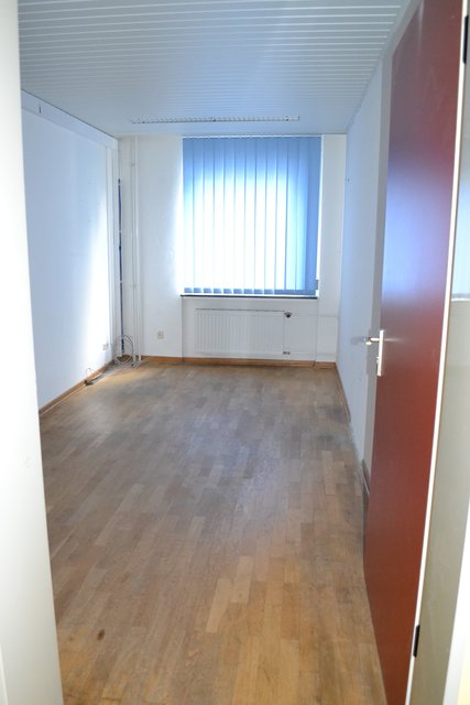 In einem solchen Raum schlafen drei Flüchtlinge