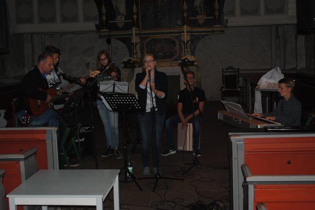 Eine Jugendband der Kirchengemeinde gab ein Konzert im Gotteshaus