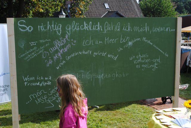 Bei der Mitmachaktion der Landeskirchlichen Gemeinschaft Gödenstorf konnten die Besucher auf einer großen Tafel Sätze vervollständigen