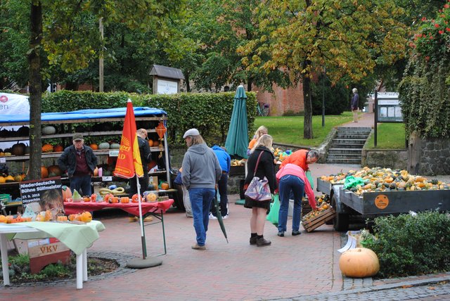 Auf dem Kirchvorplatz wurden Kürbisse und andere Gaumenfreuden verkauft