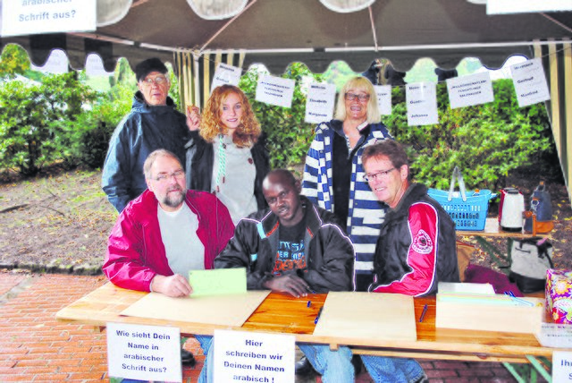 Am Stand des Willkommensteams für die Flüchtlinge: (vorne, v. li.) Wolfgang Stöckmann, Babiker Ibrahim und Jörg Schulze sowie (hi., v. li.) Hans-Heinrich Schröder, Sarah Alex und Christiane Neuwald