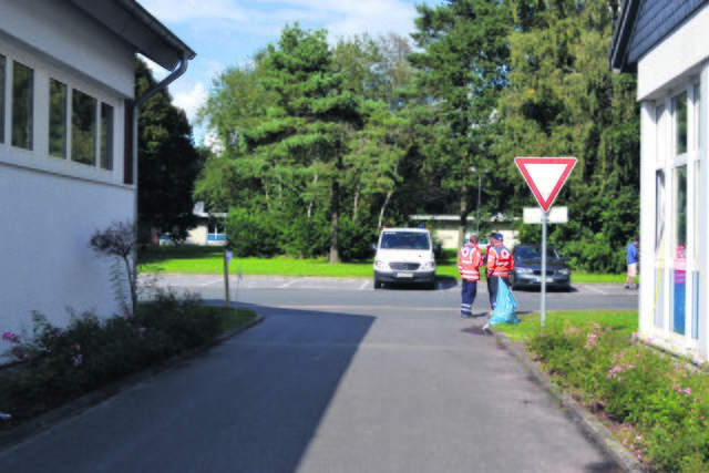 Wo der weiße DRK-Bulli steht, kamen die Busse mit den Flüchtlingen an