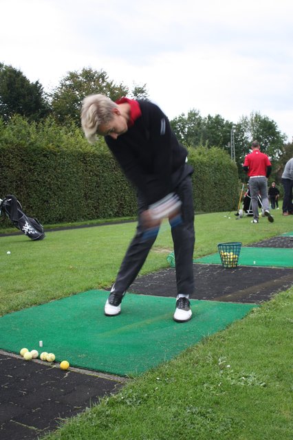 Dynamik pur: Top-Talent Anton Albers (16) beim Abschlag auf der Driving Range