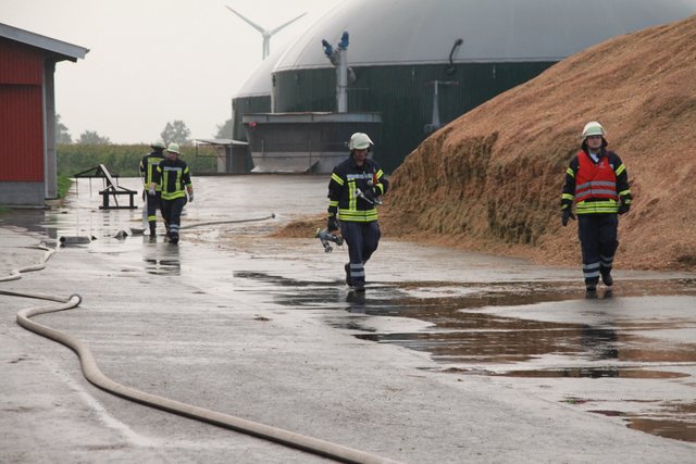 Einsatzkräfte der Feuerwehr auf dem Gelände der Biogasanlage
