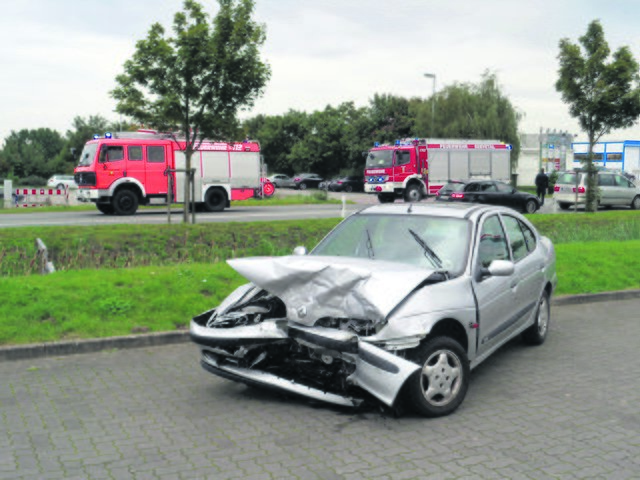 Der Renault wurde schwer beschädigt