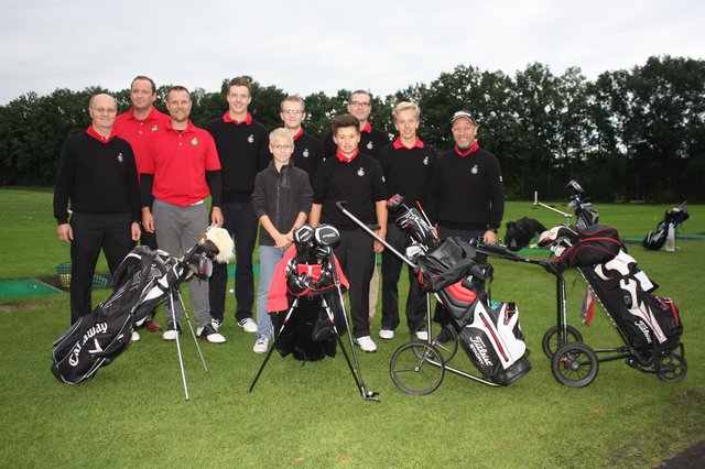 Startet in der kommenden Saison in der 3. Liga: die Mannschaft des Aufsteigers Golfclub Buchholz um Kapitätn Jan Keitel (re.)