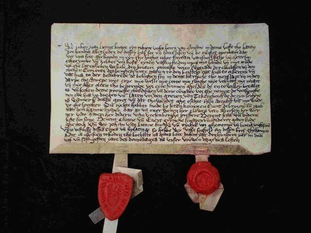 Die originalgetreue Abschrift einer Urkunde aus dem 14. Jahrhundert auf echtem Pergament | Foto: Beckebrede