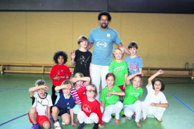 Die Capoeira-Kids Vahrendorf mit Trainer "Contra-mestre Joel"