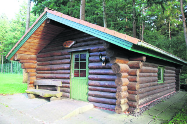 Das Blockhaus auf dem Sportgelände wird vorübergehend als kommunaler Jugendtreff genutzt