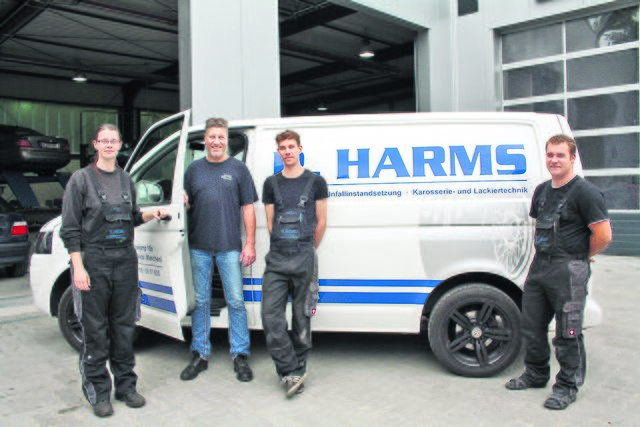 Kfz-Technik vom Fachmann: Reiner Harms (2. v. li) und seine Mitarbeiter garantieren besten Service und faire Beratung