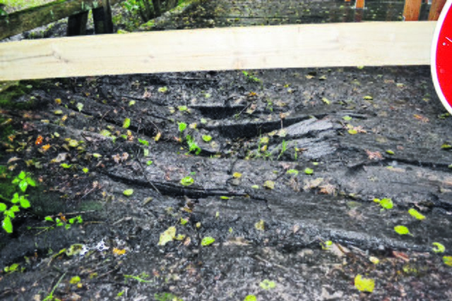Das Holz ist wegen den zu schweren Fahrzeugs gebrochen