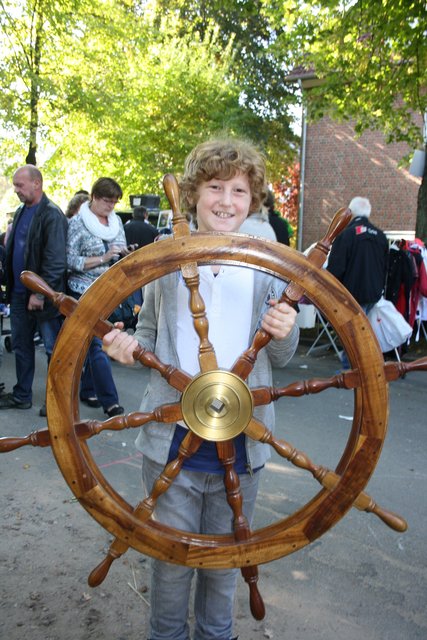 Flohmarkbesucher hat das Ruder fest in der Hand