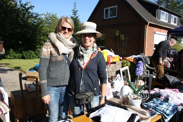 Mutter und Tochter beim Flohmarkt verkauf
