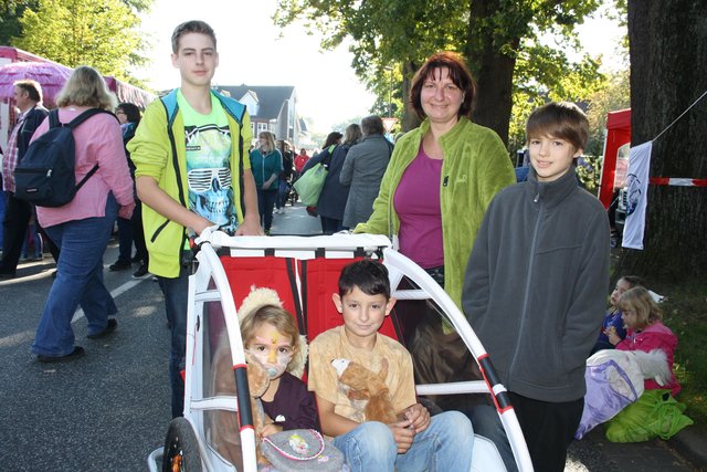 Viele Familien bummelten bei schönsten Sonnenschein über die Flohmarkt-Meile