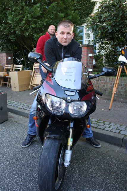 Gibt es nicht alle Tage: Auf dem Flohmarkt wurde sogar ein echtes Motorrad zum Verkauf angeboten