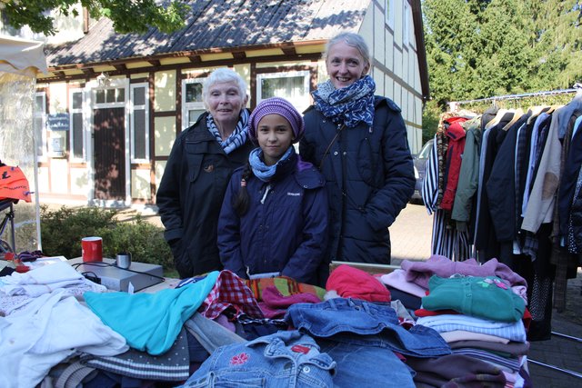 Viele Anwohner nutzen den Flohmarkt um Bekleidung und altes Spielzeug zu verkaufen