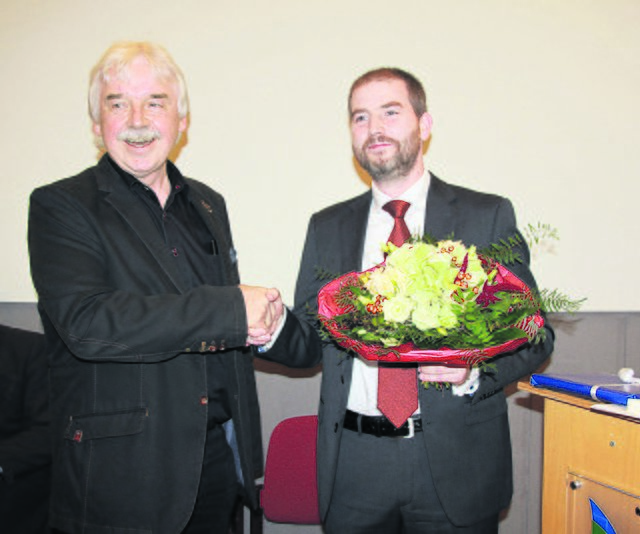 Amtsübergabe mit Gratulation Blumen: Lars Kolk und sein Vorgänger Kersten Schröder-Doms (li.)