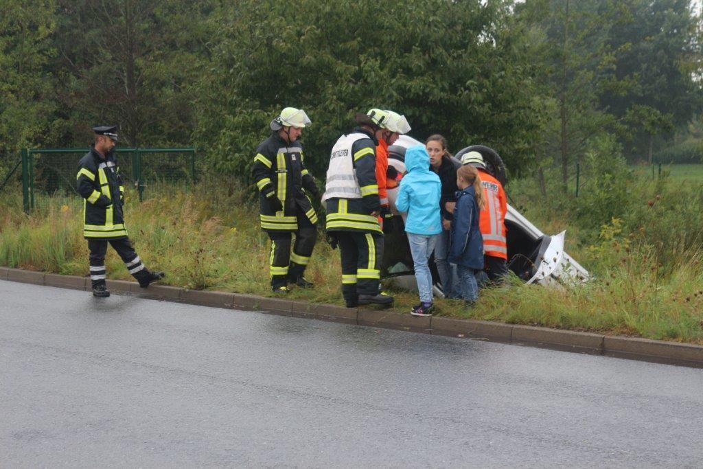 Fünf "verletzte" Personen rettete die Feuerwehr aus dem verunglückten Pkw