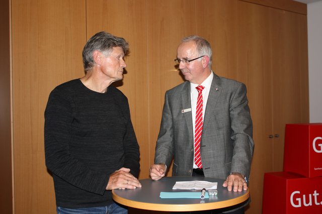 Peter Nogly (li.) im Gespräch mit Sparkassen-Marketingleiter Wilfried Wiegel