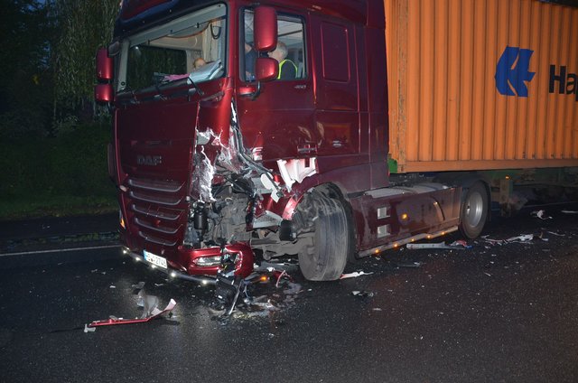 Der Kleintransporter war gegen die Seite des Sattelzugs geprallt