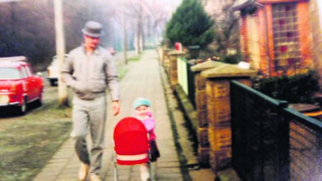 Spaziergang mit dem Vater in Pankow: Nicole Baer als Kind
