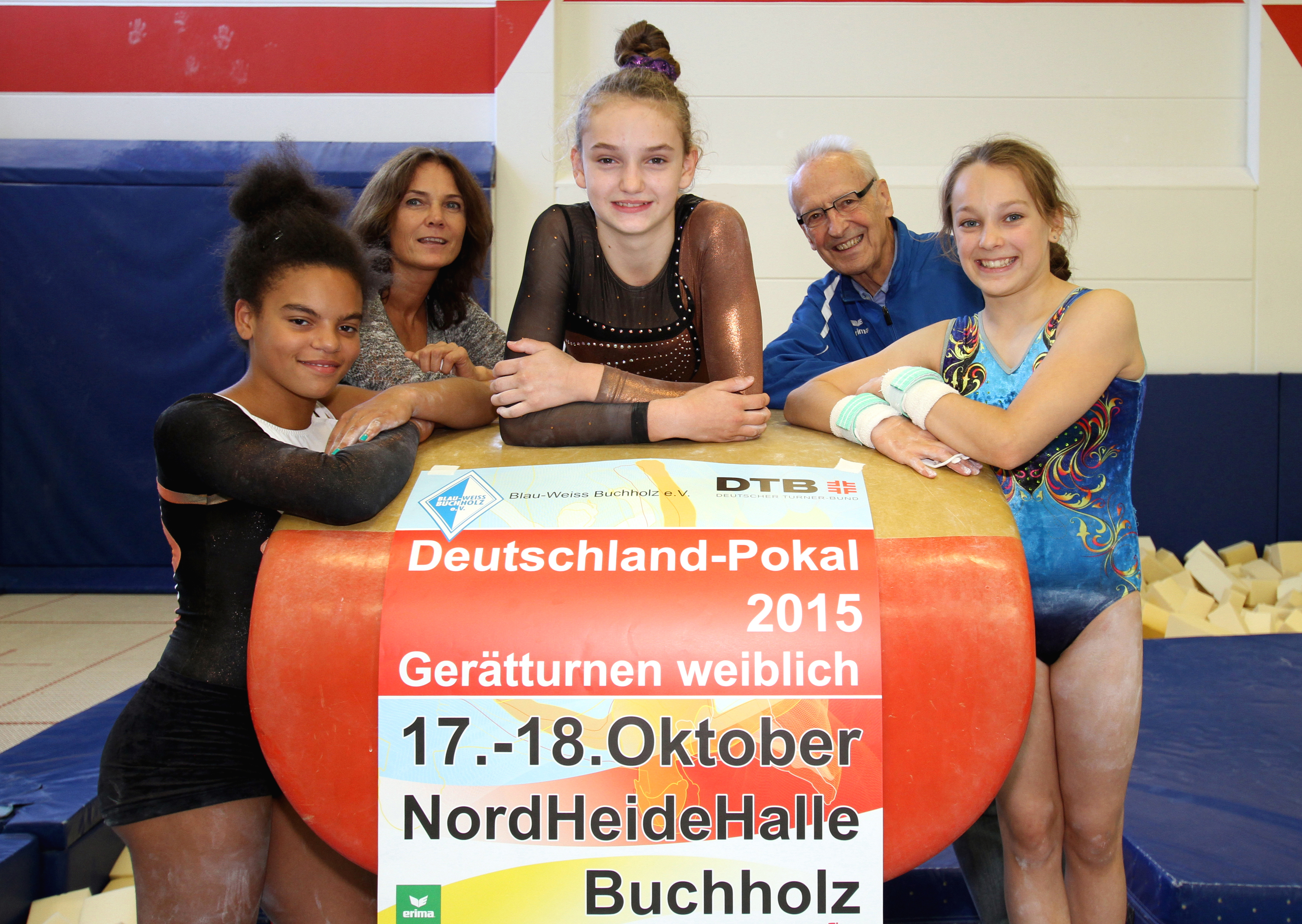 Voller Vorfreude fiebern Vereins-Chef Arno Reglitzky, Trainerin Susanne Tidecks (Zweite v.l.) und die nominierten Turnerinnen (v.l.): Fabienne Renèe Liepelt, Jacqueline Musik und Alice Dinter (alle Blau-Weiss) dem Turn-Event in Buchholz entgegen