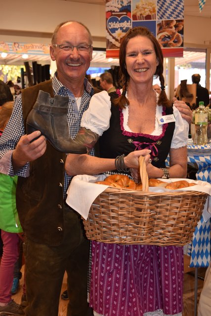 "Zünftige" Stimmung in der Marktstraße: Friedrich Rebenstorf und Verkäuferin Martina Butenschön luden zum Oktoberfest