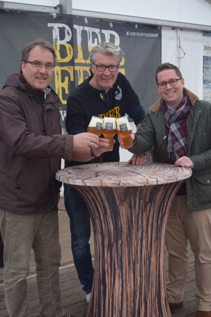 Eröffnung des zweiten Winsener Bierfestes (v. li.): Matthias Wiegleb (City-Marketing), Veranstalter Michael Solms und Sebastian Putensen (City-Markting)