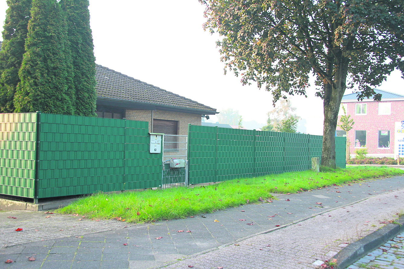 Hoher Sichtschutzzaun an der Bremervörder Straße