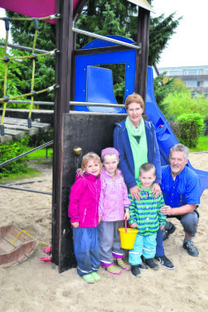 Die neue Leiterin der Kindertagesstätte Spatzennest, Petra Handke, mit Sozialwerksleiter Frank Möller und einigen Kindern