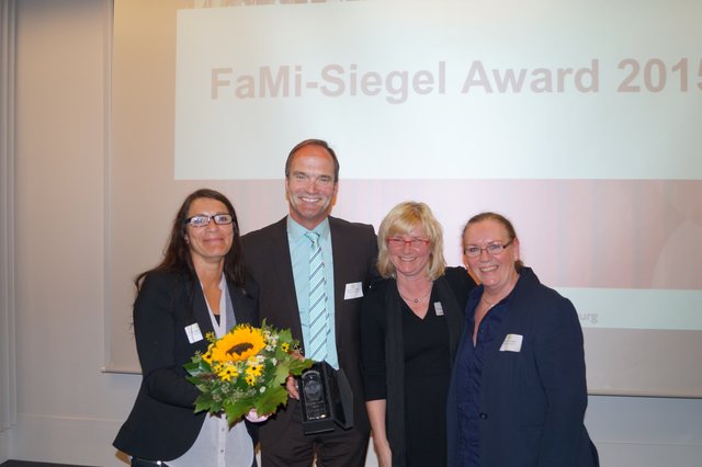 Nahmen die Auszeichnung in Lüneburg entgegen (v. li.): Martina Rosenthal (Personalsachbearbeitung), Waldklinik-Chef Dr. Hans-Heinrich Aldag, Karen Jacob (Qualitätsmanagementbeauftragte) und Gudrun Wiegels (Pflegedienstleitung) | Foto: Hans-Jürgen Wege