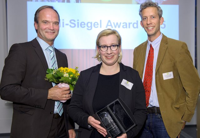 Laudator Nikolaus Lemberg (re.) gratulierte Waldklinik-Chef Dr. Hans-Heinrich Aldag und Ilka Thode (Qualitätsmanagerin der Waldklinik 
Jesteburg) zur Auszeichnung | Foto: Hans-Jürgen Wege