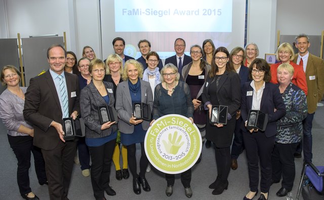 Gruppenfoto: Die vier "FaMi"-Siegel-Award-Gewinner mit ihren Mitarbeitern | Foto: Hans-Jürgen Wege