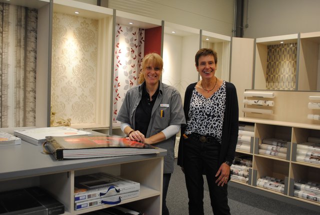 Anke Christiansen (re.) mit ihrer Mitarbeiterin Sabine Linnemann in der Tapeten-Abteilung