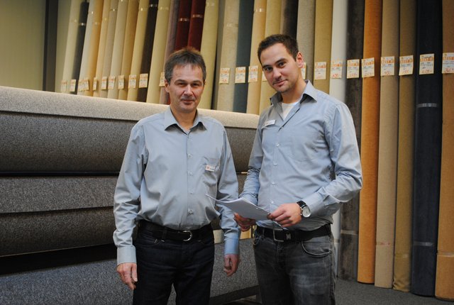 Fachverkäufer Bernd Bredehöft und Philipp Graw in der Teppichabteilung