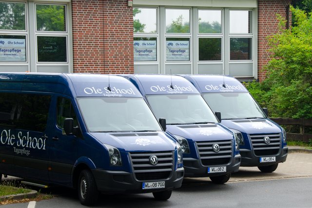 Die blauen Crafter der "Olen School" kaufte AHD-Chef Ole Bernatzki selbstverständlich lokal bei Kuhn + Witte in Jesteburg