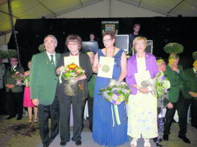 Präsident Reinhard Pape (li.) mit der neuen Kreiskönigin und Platzierten (v. li.): Roswitha Königstein, Kreiskönigin Ingrid Indorf und Brigitte Koch