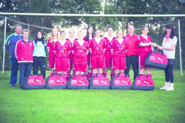 Die Fußballerinen freuen sich über die tolle Spende