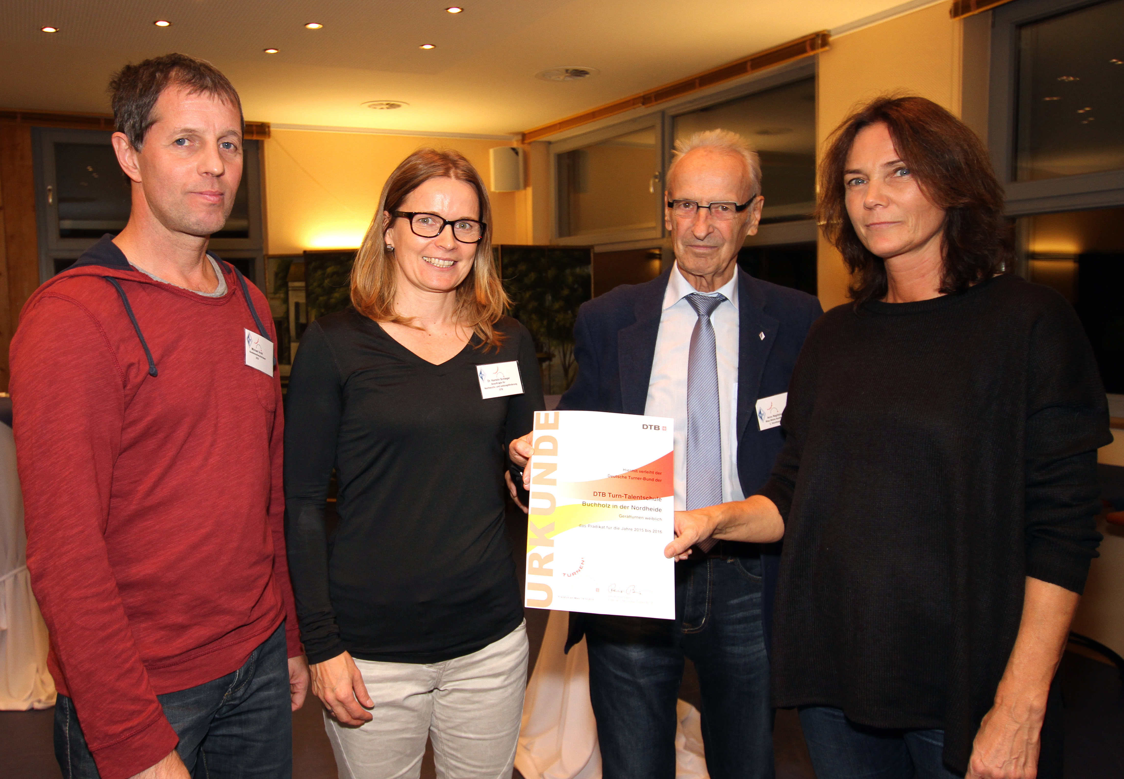 Im Beisein des Bundes-Nachwuchstrainers Michael Gruhl (li.), wurde von der Beauftragten des DTB, Dr. Kerstin Schlegel (Zweite v.l.), an den Vorsitzenden Arno Reglitzky und Trainerin Susanne Tidecks die Urkunde „DTB Turn-Talentschule Buchhholz in der Nordheide“ überreicht.