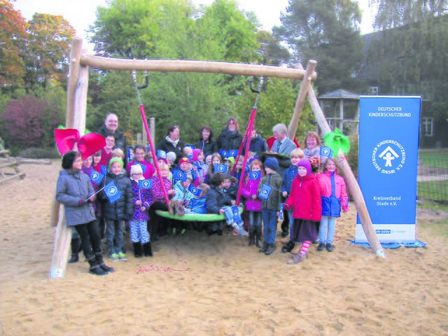 Die Kinder haben viel Spaß mit ihrer neuen Nestschaukel | Foto: Grundschule Ottenbeck