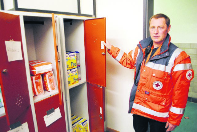An alles ist gedacht: Hier im Spind lagert Frank Burfeindt (DRK) Windeln