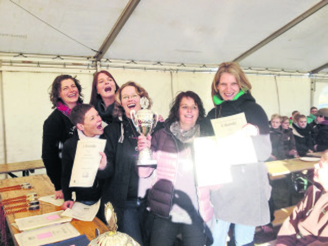 Die strahlenden Siegerinnen der CQ Girls