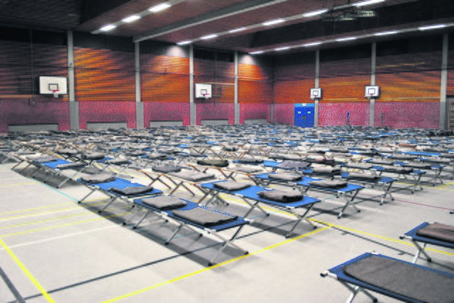 Die Flüchtlinge schlafen auf Feldbetten