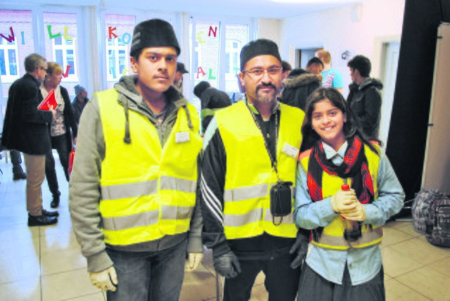 Jarryullah (v. li.), Zeeshan und Reesha Rajput aus Stade helfen im Kreishaus beim Dolmetschen