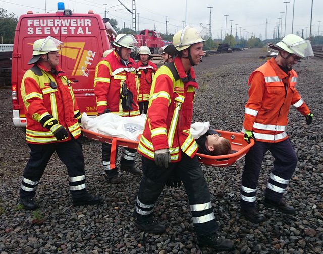Mit der Trage ging es weiter zu den Rettungsloren | Foto: Schmerling