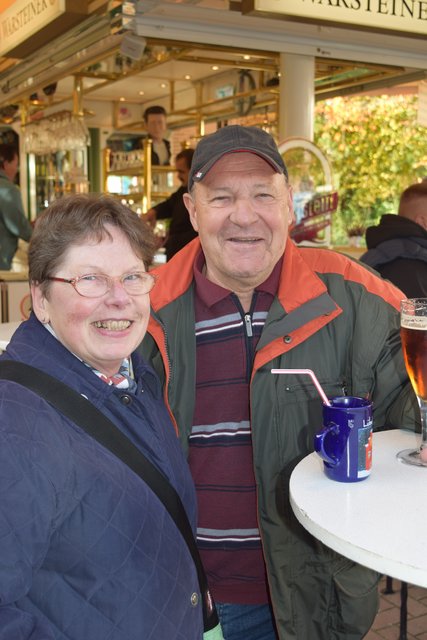 "Gefällt uns gut": Das Ehepaar Rohr aus Maschen ließ sein Wochenende auf dem Herbstmarkt ausklingen